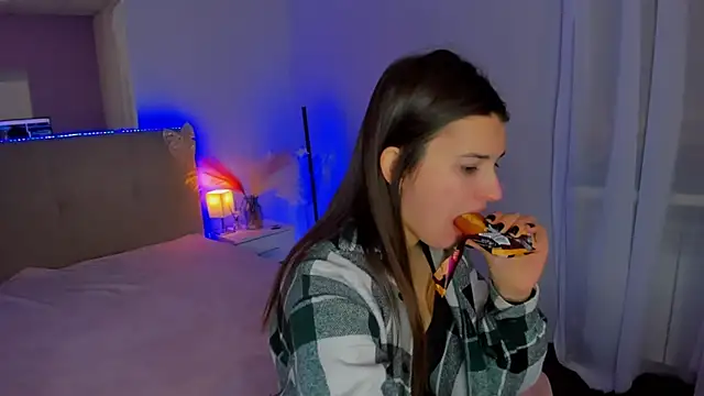 Snapshot of Laura_Leee chatting on February 3, 6:51 am Laura Leee online show from February 3, 6:51 am