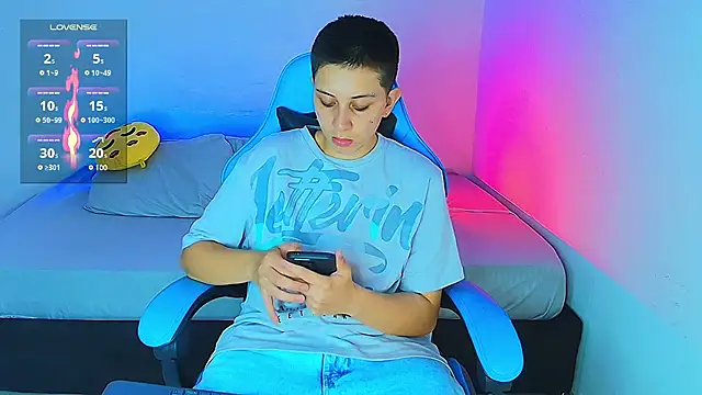 Snapshot of aron_wi chatting on January 19, 11:10 pm aron wi online show from January 19, 11:10 pm