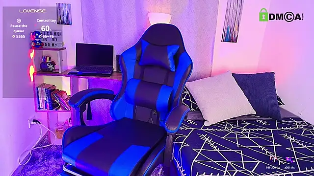 Snapshot of aron_wi chatting on October 30, 10:38 am aron wi online show from October 30, 10:38 am