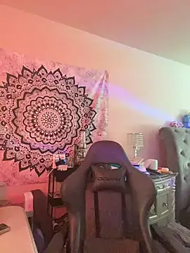 butterflybootyy online show from December 6, 5:00 pm