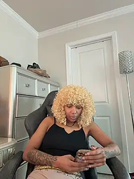 Snapshot of butterflybootyy chatting on December 19, 3:41 pm butterflybootyy online show from December 19, 3:41 pm