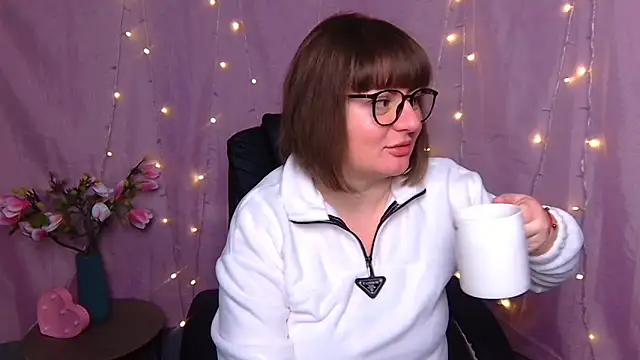 ZannaDreil online show from March 9, 7:07 pm