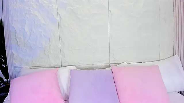 AvyMilton online show from November 29, 11:35 am