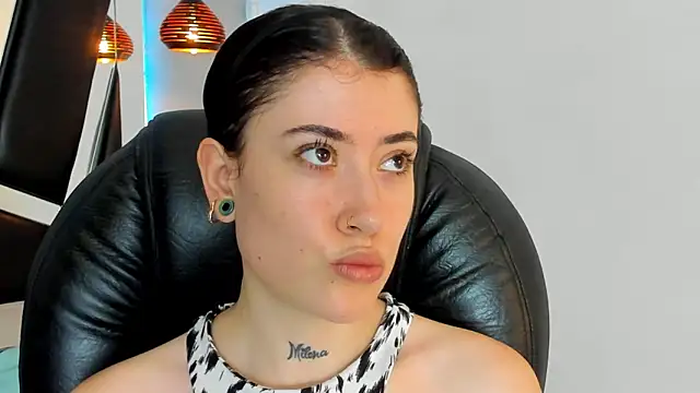 melody suarez online show from December 10, 8:16 pm
