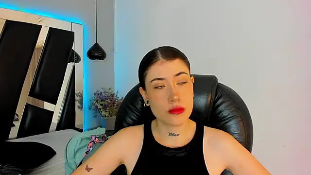 melody suarez online show from December 11, 7:14 pm