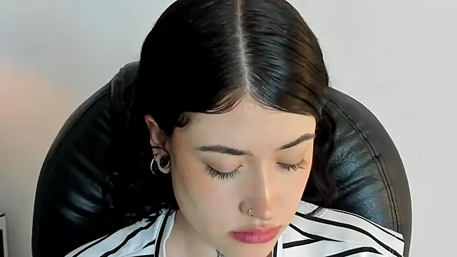 melody suarez online show from December 17, 10:54 pm