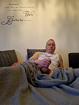 Snapshot of Maiki82 chatting on March 14, 7:26 am Maiki82 online show from March 14, 7:26 am