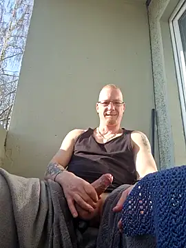 Snapshot of Maiki82 chatting on March 21, 8:28 am Maiki82 online show from March 21, 8:28 am