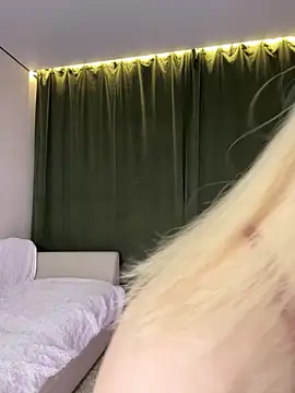 Snapshot of LoveLuna_ chatting on February 5, 8:02 pm LoveLuna online show from February 5, 8:02 pm