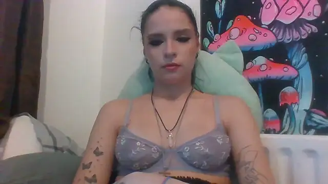 Snapshot of EmilyCleeveland chatting on December 8, 3:24 pm EmilyCleeveland online show from December 8, 3:24 pm