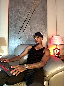 AaronCruz  online show from November 18, 8:46 pm