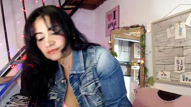 Snapshot of luna_sky83 chatting on November 25, 5:40 am luna sky83 online show from November 25, 5:40 am