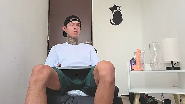 Snapshot of Saturno_v chatting on November 9, 6:23 am Saturno v online show from November 9, 6:23 am