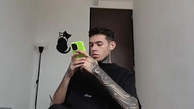 Snapshot of Saturno_v chatting on February 24, 6:17 pm Saturno v online show from February 24, 6:17 pm