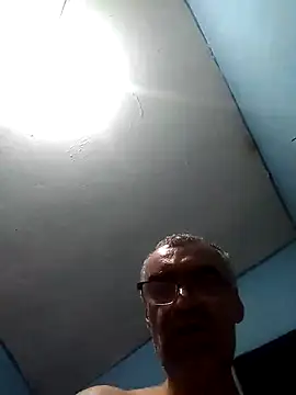 hugosafado333 online show from January 17, 5:11 am