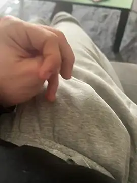 Snapshot of pignoufe chatting on February 13, 10:44 am pignoufe online show from February 13, 10:44 am