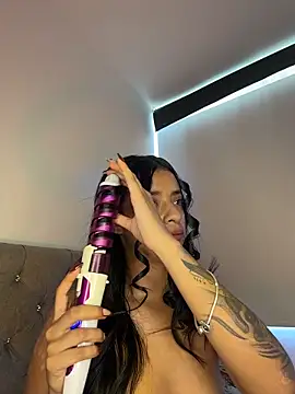 Snapshot of Laura_fernandezII chatting on December 18, 9:10 pm Laura fernandezII online show from December 18, 9:10 pm