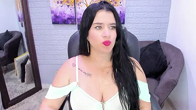 Snapshot of LenaRuiz_ chatting on February 5, 11:59 am LenaRuiz online show from February 5, 11:59 am