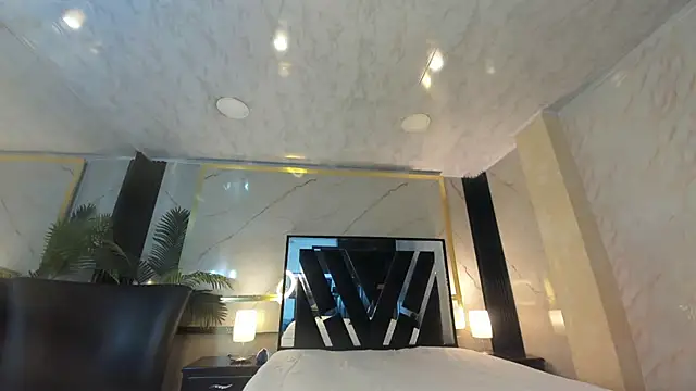 Snapshot of Princess_Violett chatting on December 5, 2:58 pm Princess Violett online show from December 5, 2:58 pm