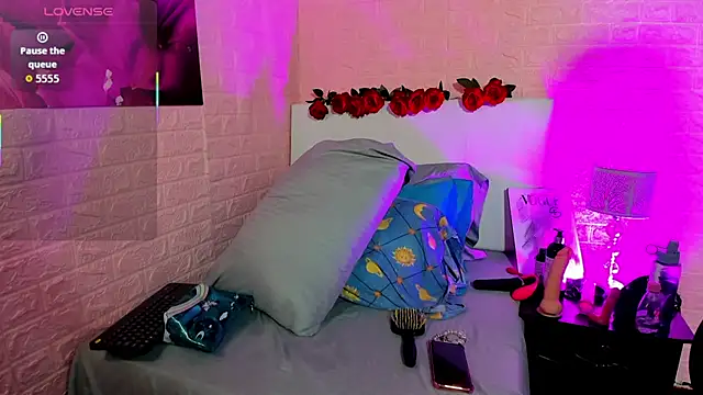 LYAA COLLINS  online show from January 9, 10:40 am