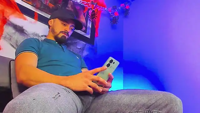 Snapshot of MAXIMUS_MASTE3 chatting on October 9, 8:40 pm MAXIMUS MASTE3 online show from October 9, 8:40 pm