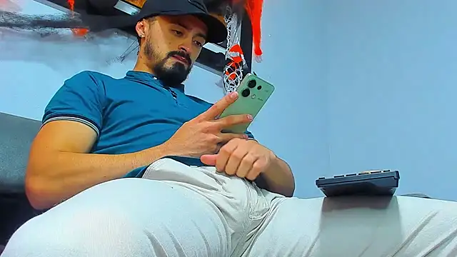 Snapshot of MAXIMUS_MASTE3 chatting on October 11, 8:40 pm MAXIMUS MASTE3 online show from October 11, 8:40 pm