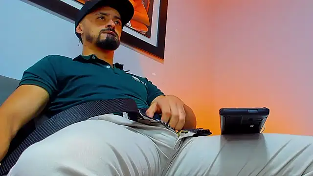 Snapshot of MAXIMUS_MASTE3 chatting on October 12, 11:37 pm MAXIMUS MASTE3 online show from October 12, 11:37 pm