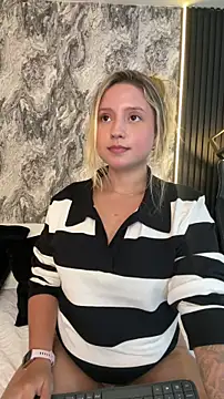 Snapshot of MiaPetit_ chatting on October 26, 12:16 am MiaPetit online show from October 26, 12:16 am