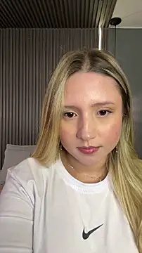 Snapshot of MiaPetit_ chatting on December 4, 8:50 pm MiaPetit online show from December 4, 8:50 pm