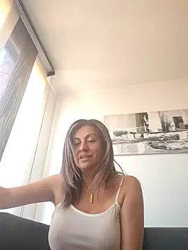 Latiinvenushot online show from March 22, 2:20 pm