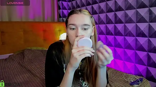 Snapshot of Lesi_Moonie01 chatting on October 15, 8:14 am Lesi Moonie01 online show from October 15, 8:14 am