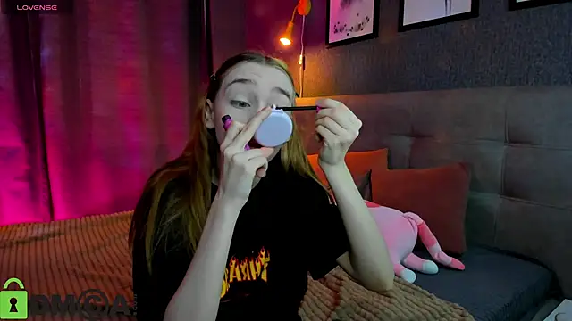 Snapshot of Lesi_Moonie01 chatting on October 18, 8:37 am Lesi Moonie01 online show from October 18, 8:37 am