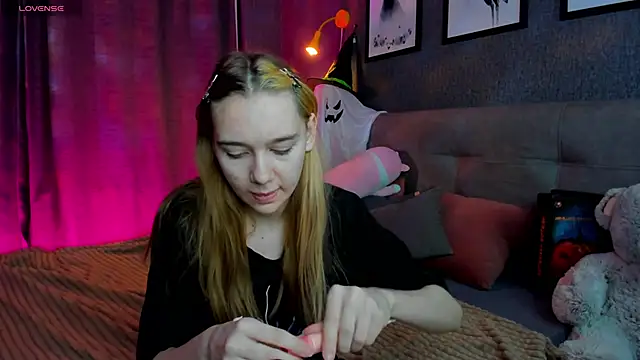 Snapshot of Lesi_Moonie01 chatting on October 28, 8:29 am Lesi Moonie01 online show from October 28, 8:29 am