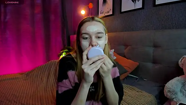 Snapshot of Lesi_Moonie01 chatting on November 3, 8:59 am Lesi Moonie01 online show from November 3, 8:59 am