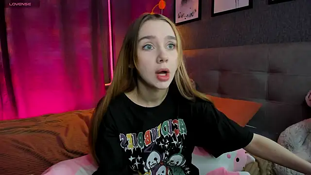 Snapshot of Lesi_Moonie01 chatting on November 6, 9:21 am Lesi Moonie01 online show from November 6, 9:21 am