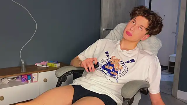 Snapshot of alyx_garden chatting on December 28, 8:15 pm alyx garden online show from December 28, 8:15 pm