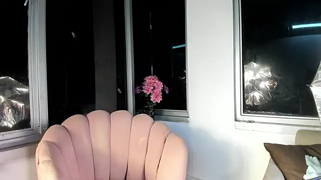 Megan Lim online show from December 15, 10:18 am