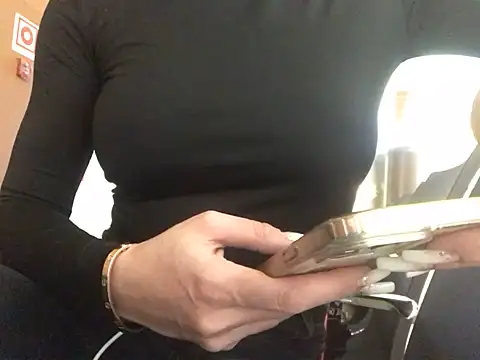 Snapshot of JulieErmesx chatting on December 25, 5:05 pm JulieErmesx online show from December 25, 5:05 pm