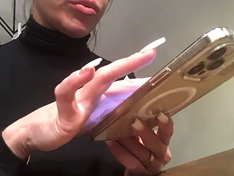 Snapshot of JulieErmesx chatting on December 26, 2:33 am JulieErmesx online show from December 26, 2:33 am