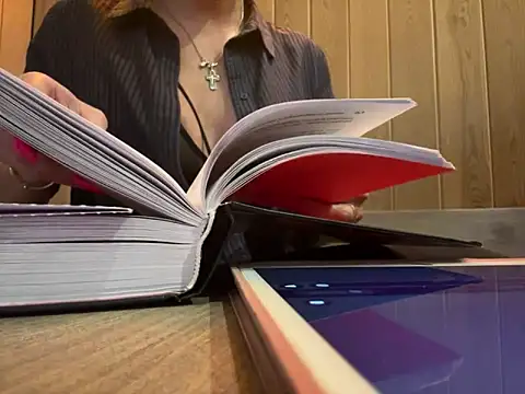 Snapshot of JulieErmesx chatting on January 10, 2:14 am JulieErmesx online show from January 10, 2:14 am