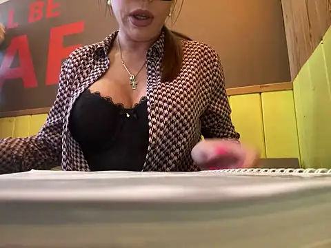 Snapshot of JulieErmesx chatting on January 13, 5:12 am JulieErmesx online show from January 13, 5:12 am