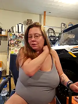 Snapshot of MsShelby40 chatting on November 21, 5:44 pm MsShelby40 online show from November 21, 5:44 pm