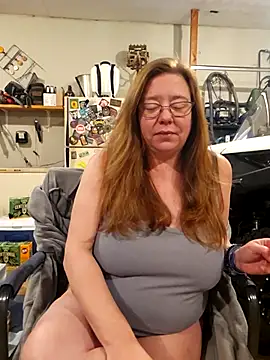 Snapshot of MsShelby40 chatting on December 13, 9:53 pm MsShelby40 online show from December 13, 9:53 pm