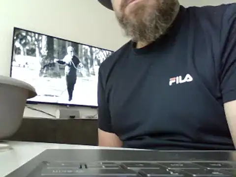 Snapshot of FROL83 chatting on May 31, 9:05 am FROL83 online show from May 31, 9:05 am