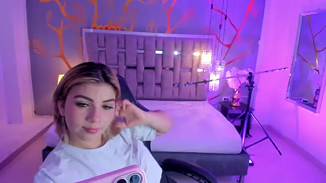 AlessiaDouce online show from November 8, 4:01 am