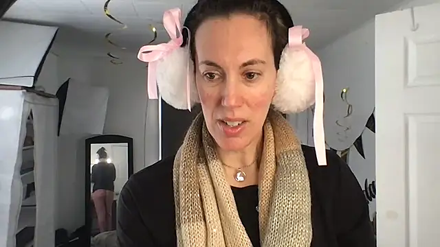 Snapshot of BonfireBonnie chatting on February 20, 2:13 pm BonfireBonnie online show from February 20, 2:13 pm