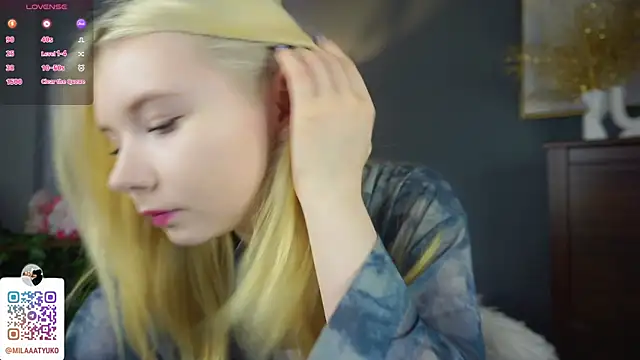 DaisyElmers online show from March 18, 3:20 am