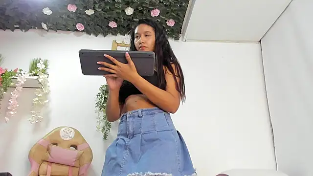 cute mia23 online show from December 3, 9:33 am