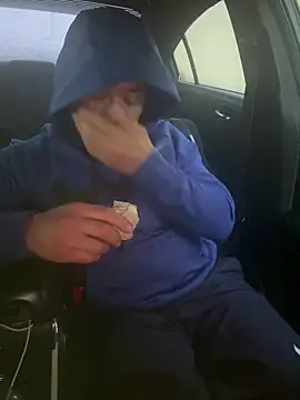 Snapshot of EatMyCake831 chatting on December 17, 8:21 pm EatMyCake831 online show from December 17, 8:21 pm