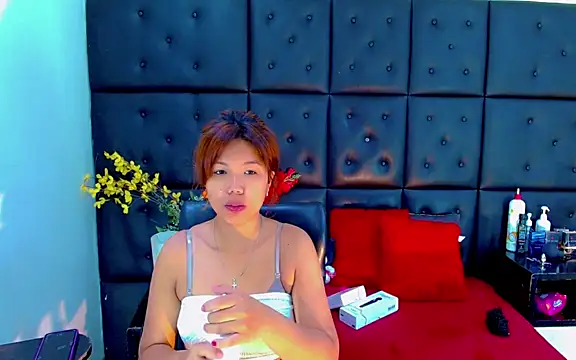 Snapshot of Isalombardi chatting on February 12, 2:28 am Isalombardi online show from February 12, 2:28 am